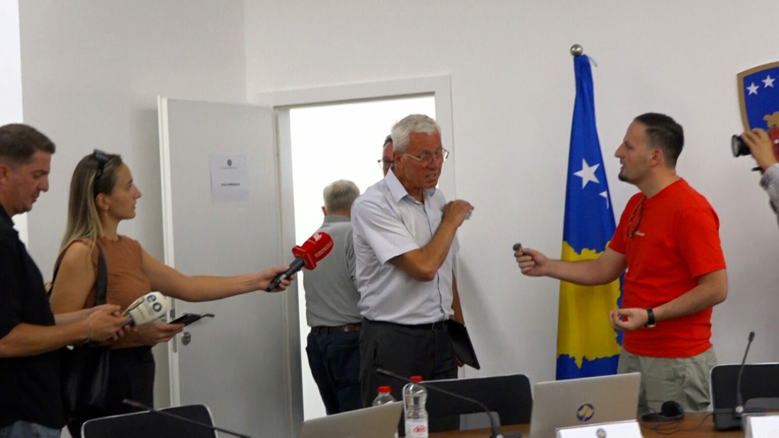 Sami Kurteshi pyetet për ndarjen e 300 mijë eurove Listës Serbe, e quan gazetarin të paedukatë