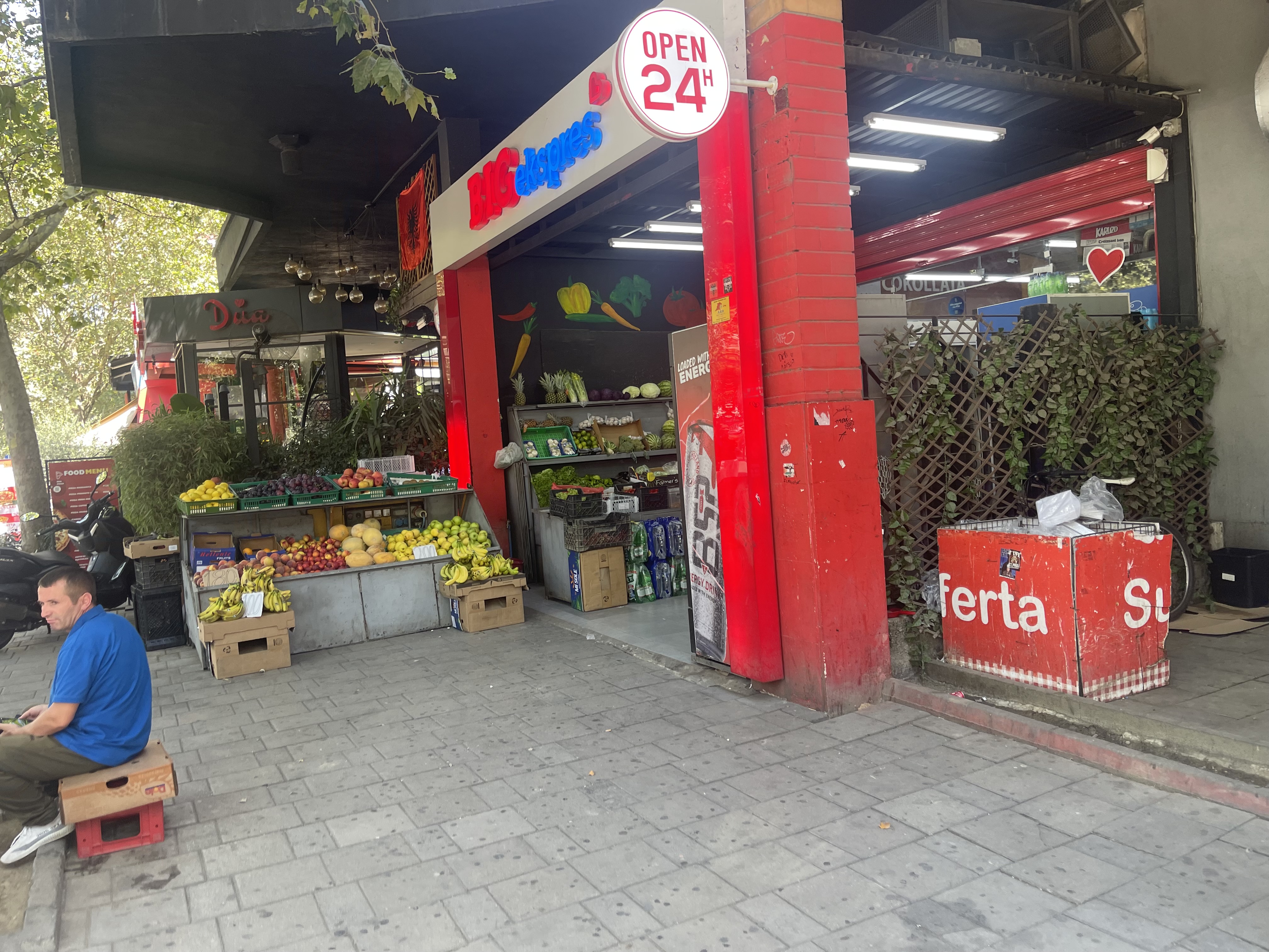 Vullnet Sinaj përgjysmon trotuaret me BIG MARKET, institucionet luajnë “qorrin”