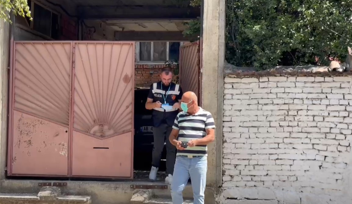 Fqinjët s’e kishin parë që në dhjetor, 60-vjeçari që jetonte vetëm gjendet i pajetë në shtëpinë e tij