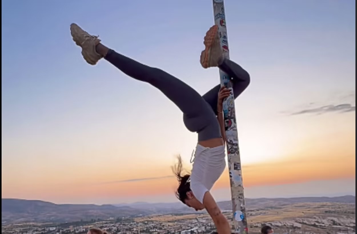 Bëri akrobaci në shtyllën e flamurit, turistja rrezikon 3 vite burg në Turqi