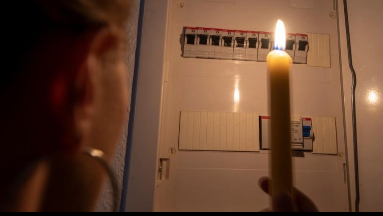 Pa drita prej 20 orësh në Kamëz dhe Dajt, qytetarët të revoltuar: OSHEE po pret të hënën për të punuar!