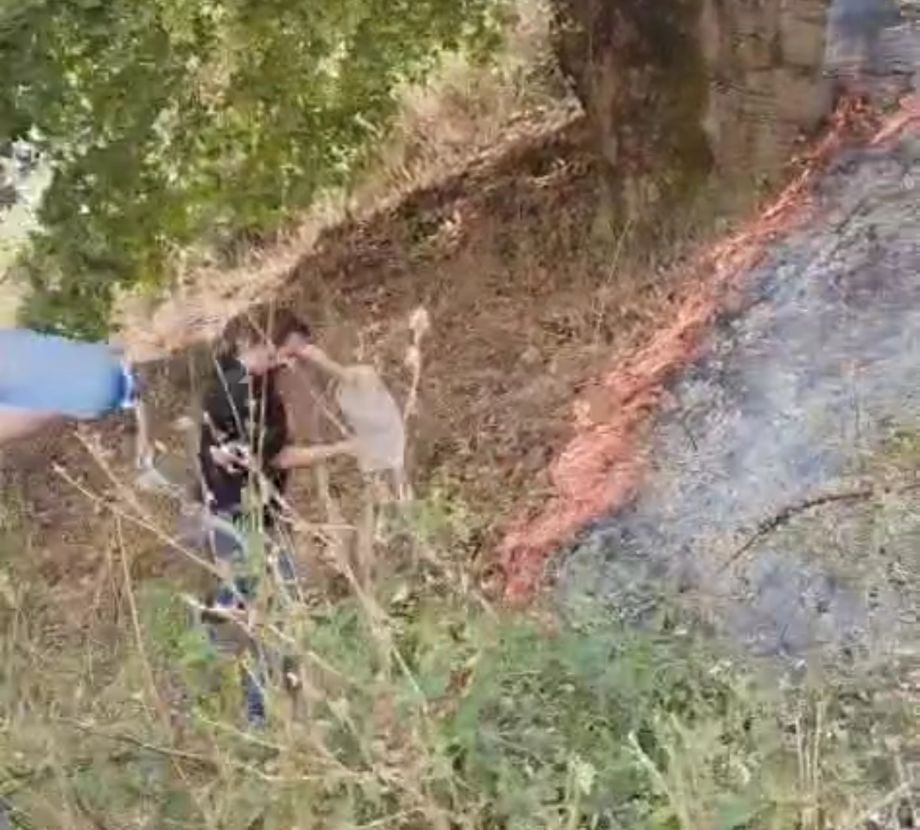 Zjarrfikësin sypatrembur Adriatik Lapaj e filmojnë duke luftuar zjarret me bidon