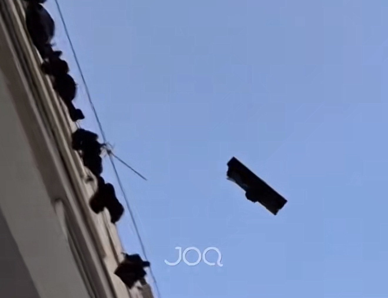 Dollapi me rroba fluturon nga kati i dhjetë!