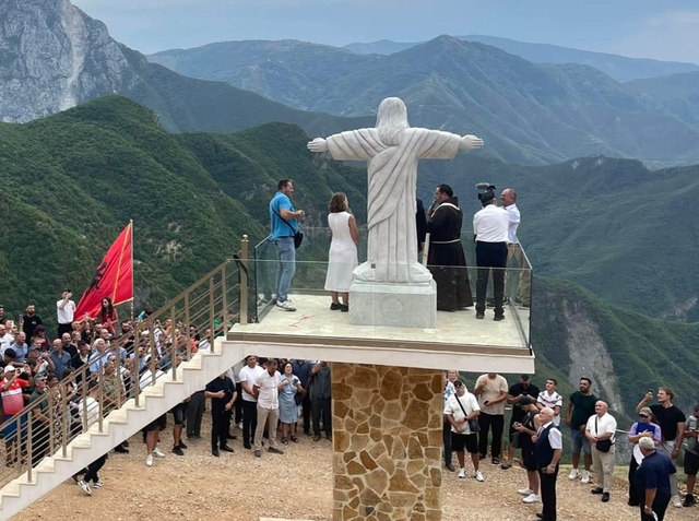 Ngrihet statuja e Jezu Krishtit në Tropojë