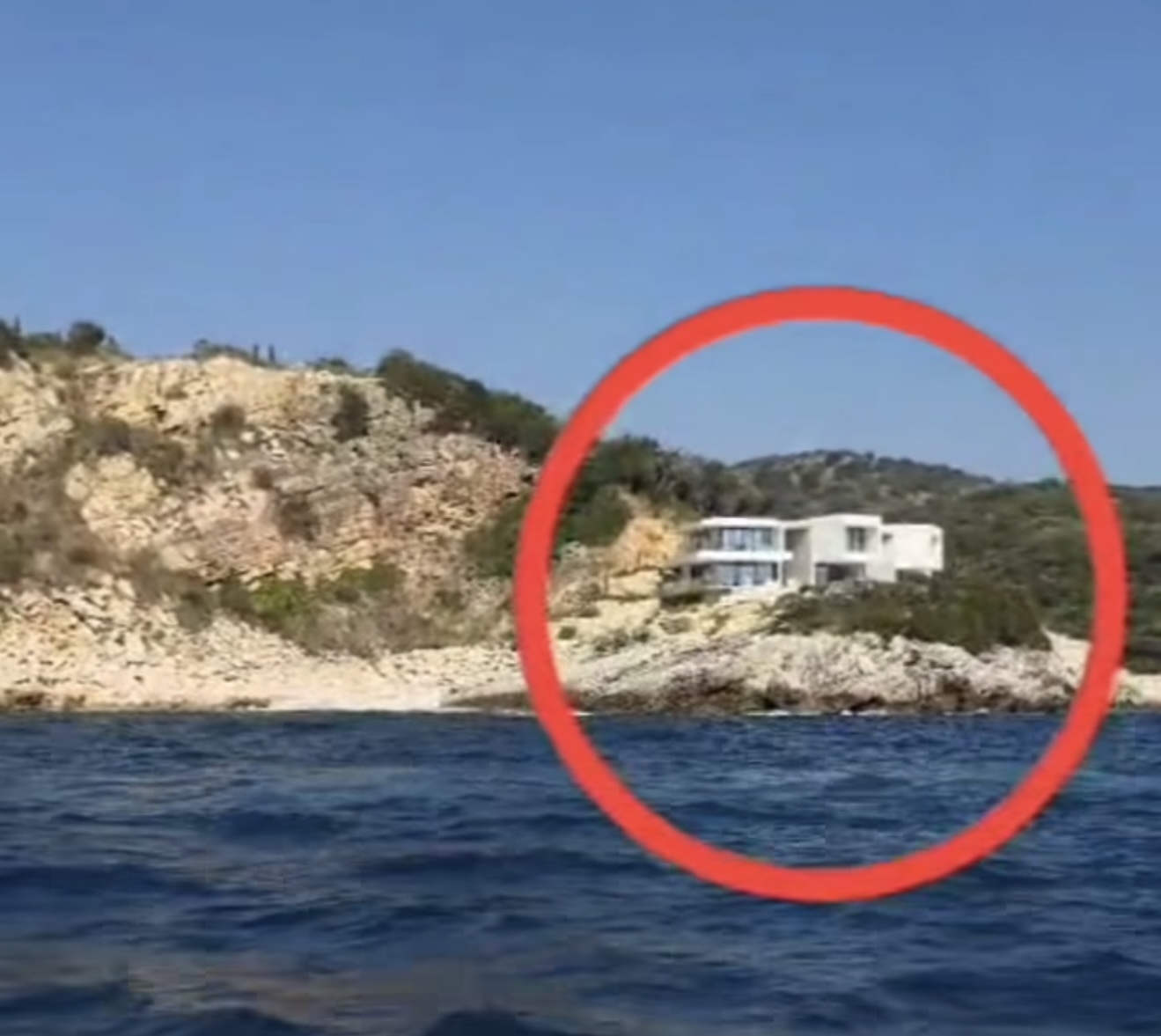 Oligarku shqiptar i bën manovra Dua Lipës për legalizimin e vilës në Ksamil?!