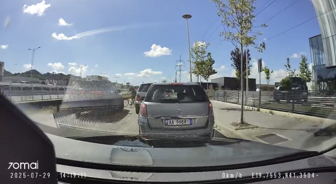 I forti me “BMW” futet në parakalim të gabuar dhe përplas qytetarin me biçikletë