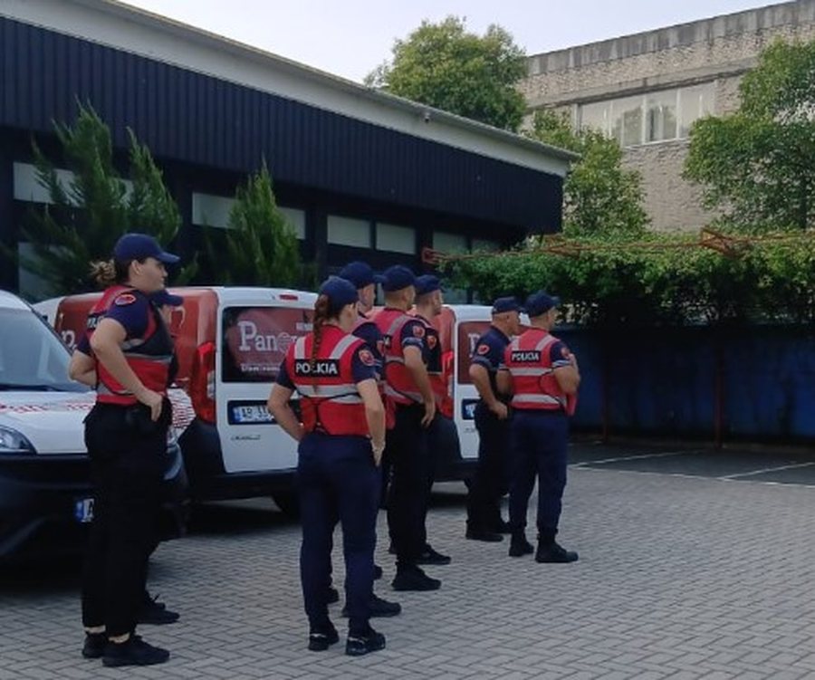 Policia mësyn në godinën e News24, gazetarët ndalohen të futen në redaksi