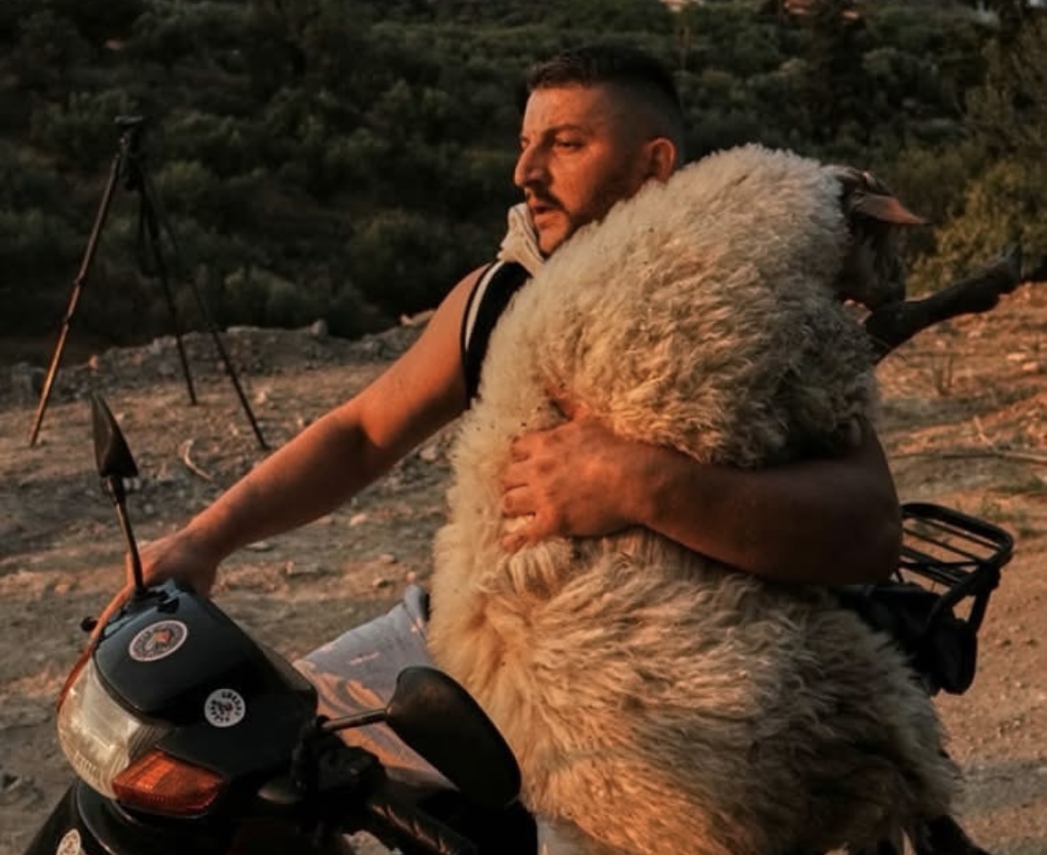 Olsieni heroi shqiptar i Greqisë! Hyri mes flakëve për të shpëtuar kafshët