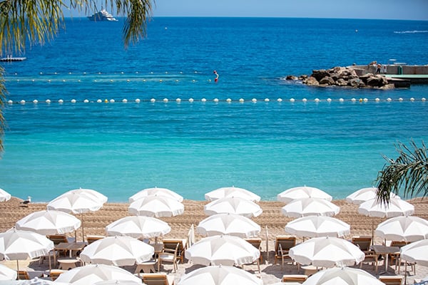 Pushimet në plazh, gjithnjë e më të shtrenjta: Çmimi i një shezlongu sa një apartament me qira