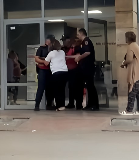 Ia vran të birin 14 vjeç, nëna mes lotësh kërkon ta shohë për herë të fundit