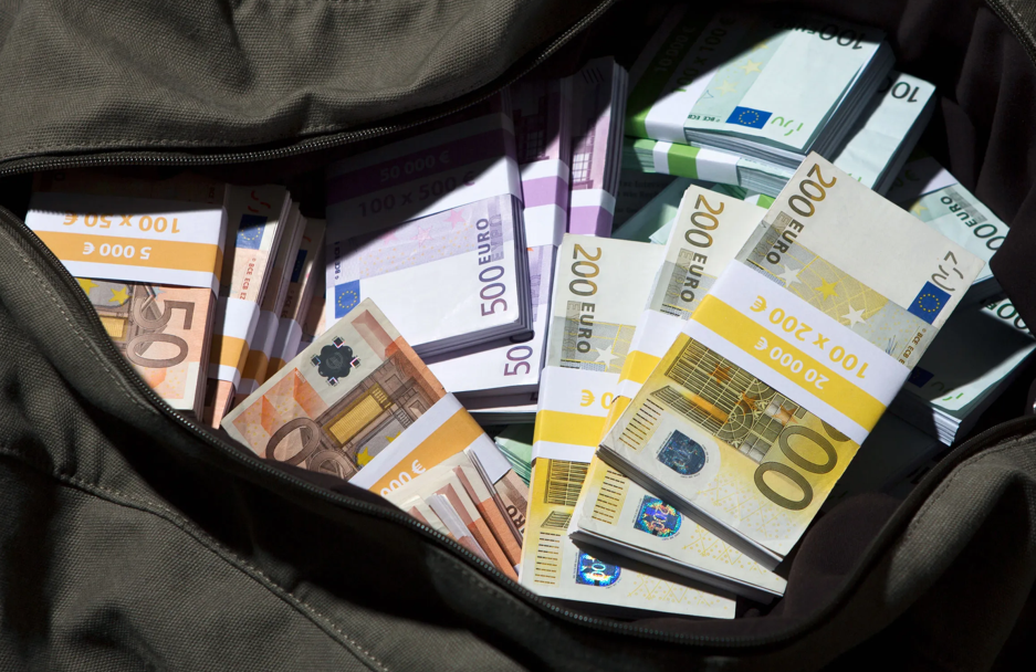Paratë e drogës vinin me autobus në Shqipëri, 6 milionë € u futën në Durrës