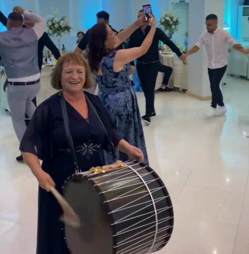 Nëna dibrane e ‘kall’ dasmën me tupan