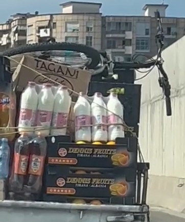 Në pikun e vapës, qumështi transportohet drejt dyqaneve në kushte alarmante