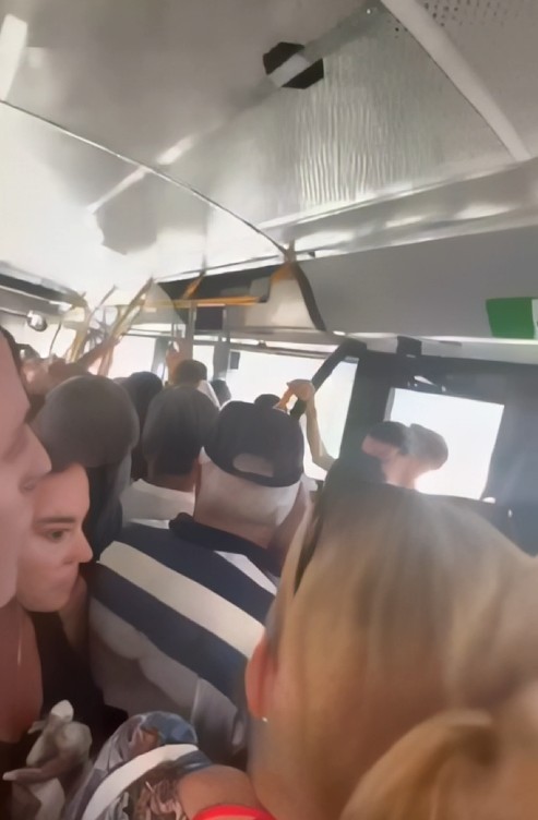 Kaos në urbanët e Durrësit, shoferi ‘mban peng’  qytetarët, nuk iu hap derën