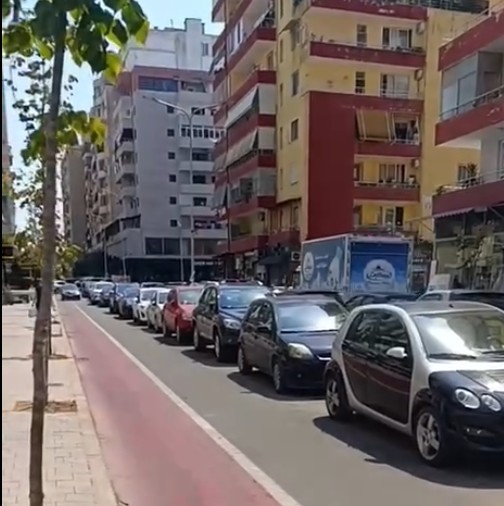 Vargu i makinave në Astir bllokon qarkullimin
