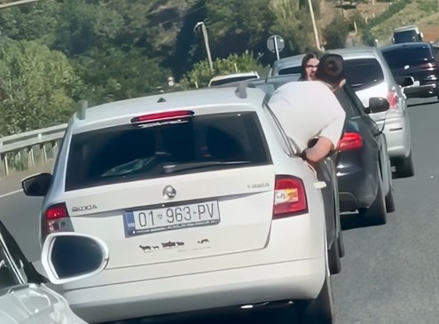 Prishtinalinjtë sfidojnë rrezikun, varen në dritaret e makinave gjatë ecjes