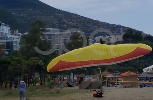 Ekspertë apo amatorë? Parashutisti ngec në rrjetën e volejbollit gjatë uljes