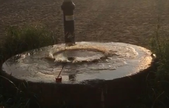 Shëtitorja te Shkëmbi Kavajës plot me ujëra të zeza