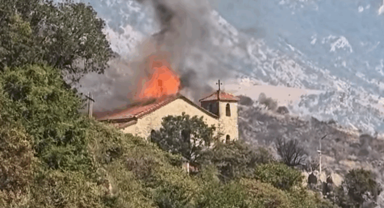 Digjet kisha shekullore ortodokse në Tepelenë, zjarri te “Syri i Kaltër” del në rrugë