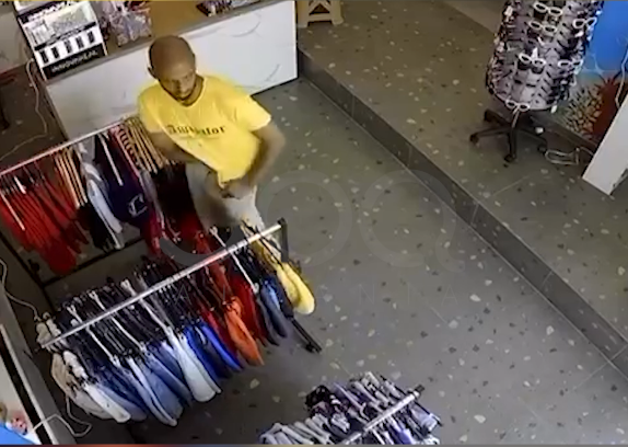 Turisti i huaj vjedh një palë tuta plazhi në butik, i fut poshtë bluzës