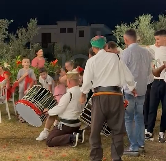 Nata e dajave: Kuksianët hedhin ‘Vallen e Shkrepses’, tradita që bashkon breza