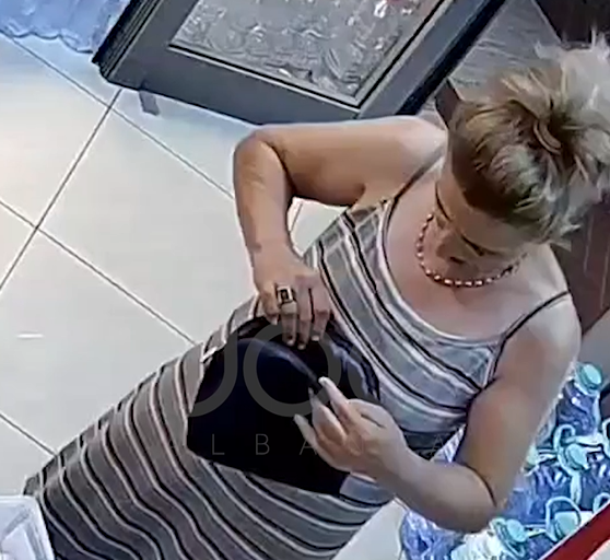 Skema: Gruaja shtiret sikur ka harruar portofolin, merr cigare e birra dhe s’kthehet më