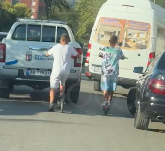 Pamje shqetësuese: Të miturit me monopatinë futen në mes të trafikut
