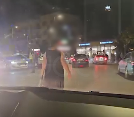 Fier/ E moshuara ecën në mes të korsive: Policia vetëm pak metra larg!