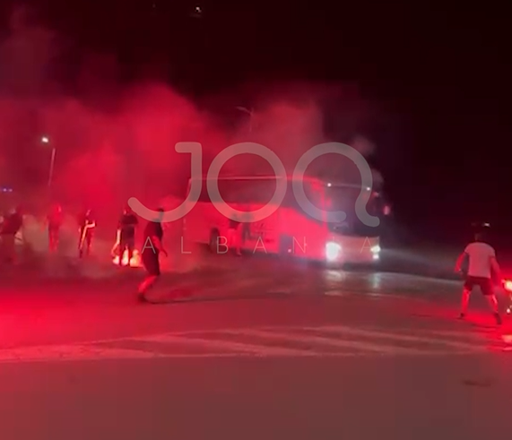 Sulmohet autobusi i tifozëve polakë të Jagiellonia