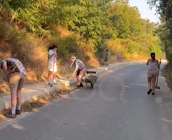 Turistët e huaj pastrojnë rrugën që të çon te Kepi i Rodonit, qytetari i falenderon: Bravo për kulturën!
