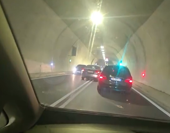 Shoferi “kamikaz” u rrezikon jetën qytetarëve në tunelin e Rrugës së Arbrit