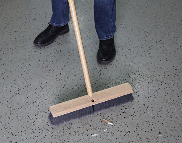 “Çmendet” 35-vjeçari shqiptar në Itali, i thyen hundën partneres 12 vite më të re me bishtin e fshesës