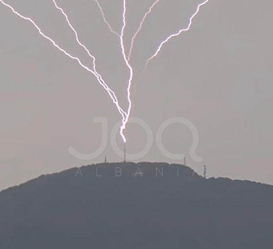 Po e priste, qytetari filmon momentin e frikshëm kur rrufeja godet antenën në Malin e Dajtit