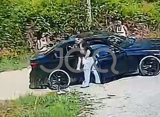 Skandalizohet qytetarja: Tre vajzat me makinë ndërrojne bebelinën e foshnjës dhe e hedhin para banesës së saj