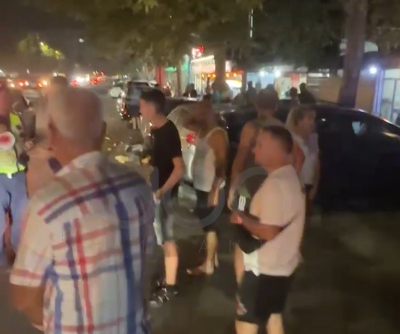 “Motoristi i dehur i preu rrugën dhe u largua, Benz-i përplas 5 makina të parkuara”