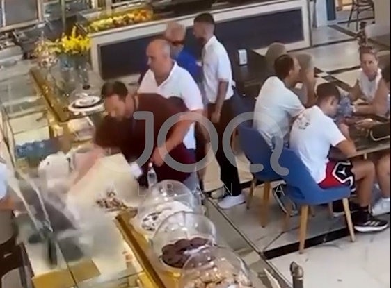 Klienti “xhindoset” nga vonesa e porosisë, shkatërron vitrinën e pastiçerisë në Durrës