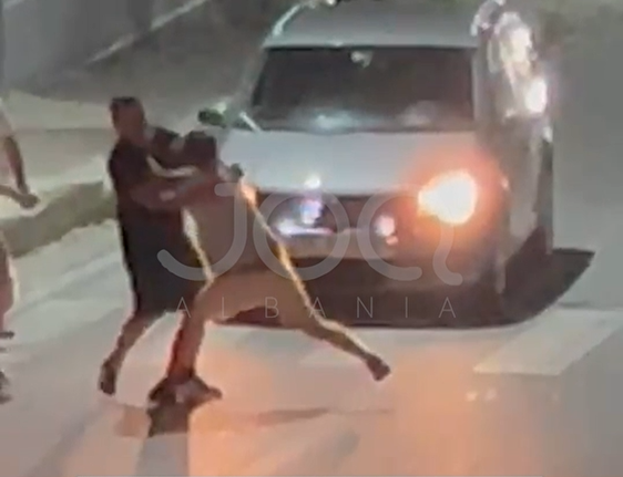 I riu bllokon rrugën dhe s’lejon të kalojnë makinat, përplaset me qytetarët