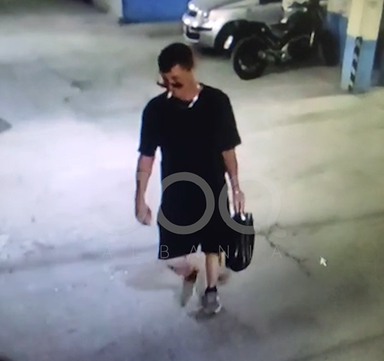 Me syze dielli dhe cigare në gojë, hajduti vjedh biçikletën me një qetësi të frikshme