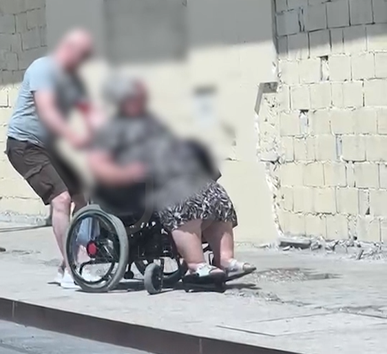 Pamje prekëse nga Durrësi: Gruaja në karrocë, burri përpiqet të çajë rrugën mes trotuareve me gropa