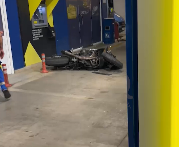 Motori përplaset me makinën, përfundon në spital me dëmtime në kokë e trup drejtuesi