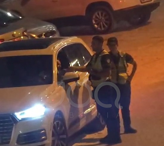 Çfarë po ndodh midis efektivit të policisë dhe drejtuesit të mjetit?!