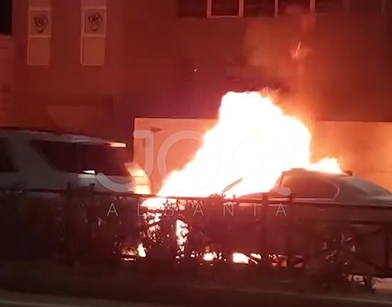 Makina shpërthen në flakë gjatë ecjes, shpëton mrekullisht i riu në Kamëz