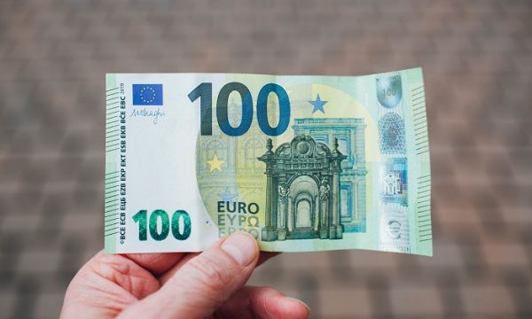 Muharremi: 100 euro të vitit 2021 sot kanë vlerë vetëm kaq euro
