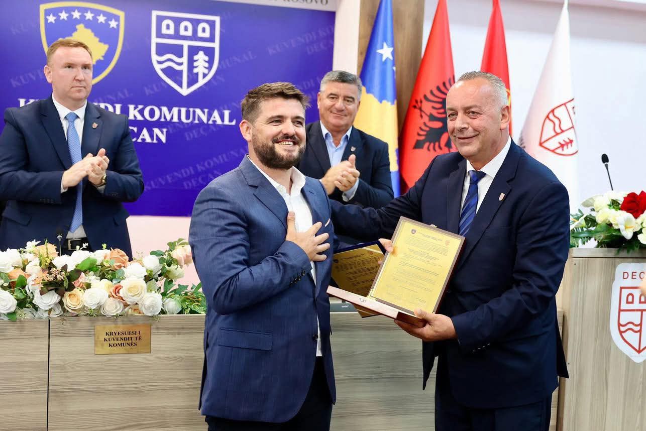Pas Gjilanit edhe Deçani nderon Marin Memën me titullin “Qytetar Nderi”