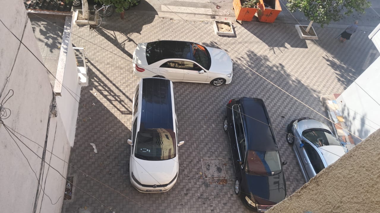 Trotuari te pallati 121/2 në Elbasan përdoret si parking, banorët kërkojnë ndërhyrje nga policia bashkiake