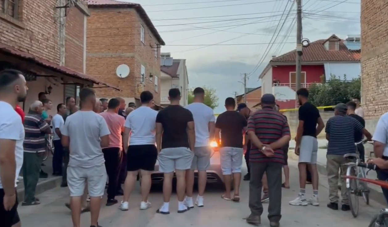 Plagosja në Korçë/ Aleks Qiqi qëlloi me thikë 27-vjeçarin pas debatit në kafe