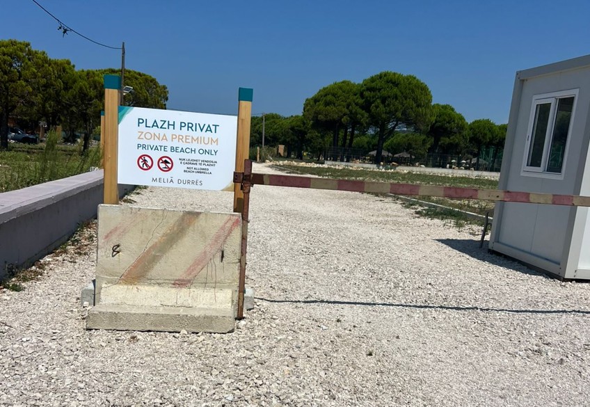Melia Durrës privatizon hyrjen te Gjiri i Lalzit dhe ndalon qytetarët: Zonë premium