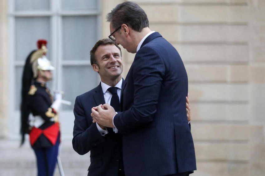 Macron bisedon me Vuçiqin, ja çfarë i thotë për Kosovën