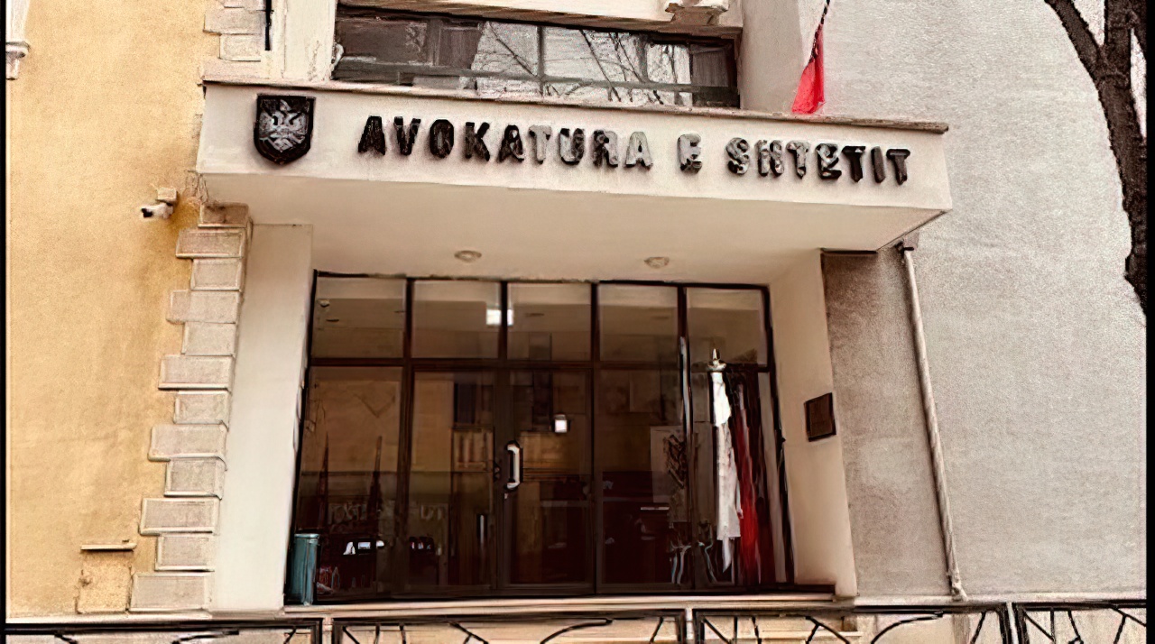 Pas rrethimit të “News 24” nga policia, reagon Avokatura e Shtetit: Janë njoftuar për lirimin e godinës