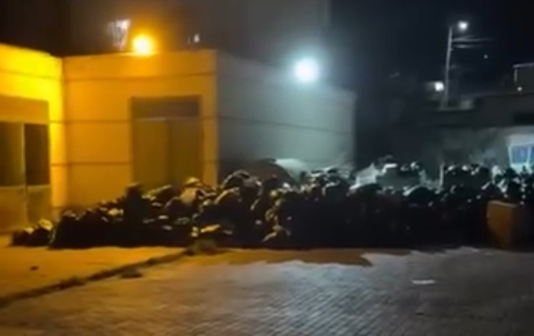 Skandal në spitalin e Durrësit! Plehrat mjekësore pushtojnë oborrin